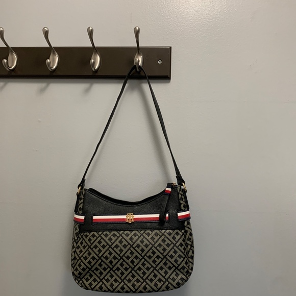 Tommy Hilfiger Medium Hobo Shoulder Bag – Stylish & Versatile in Stunning Color - Picture 12 of 12